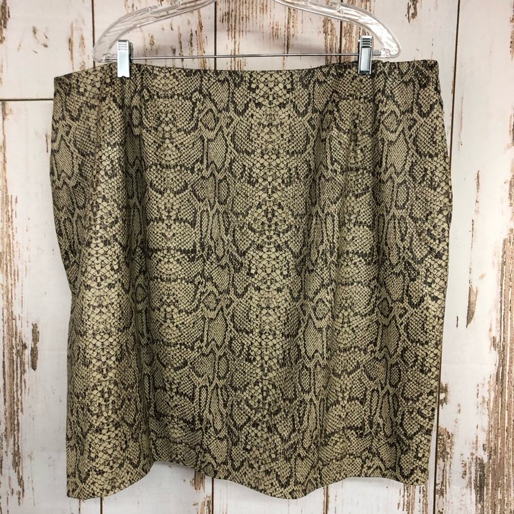 August Max Woman, Snakeskin Skirt, Size 26W. In excellent condition!